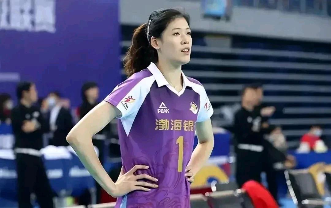 美国女排主教练基拉里看不起中国女排：

对巴黎奥运冠军归属，他提到意大利、土耳其