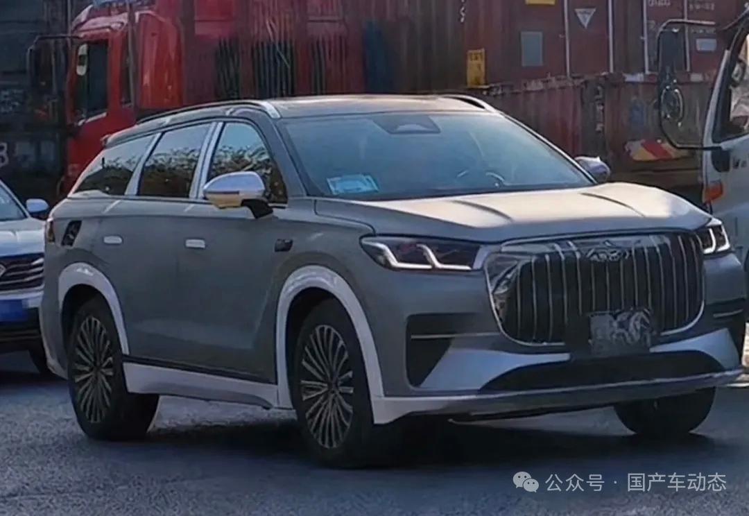 新款虎9前脸更加霸气了，内饰也取消了一体式屏幕，整体豪华感应该会更好。可惜隐藏式