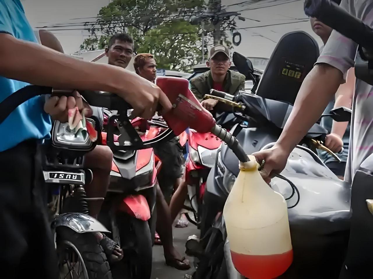 菲律宾撑不住了！
 
霍尔木兹海峡航运日均船数从130艘骤降至6艘，降幅95%，