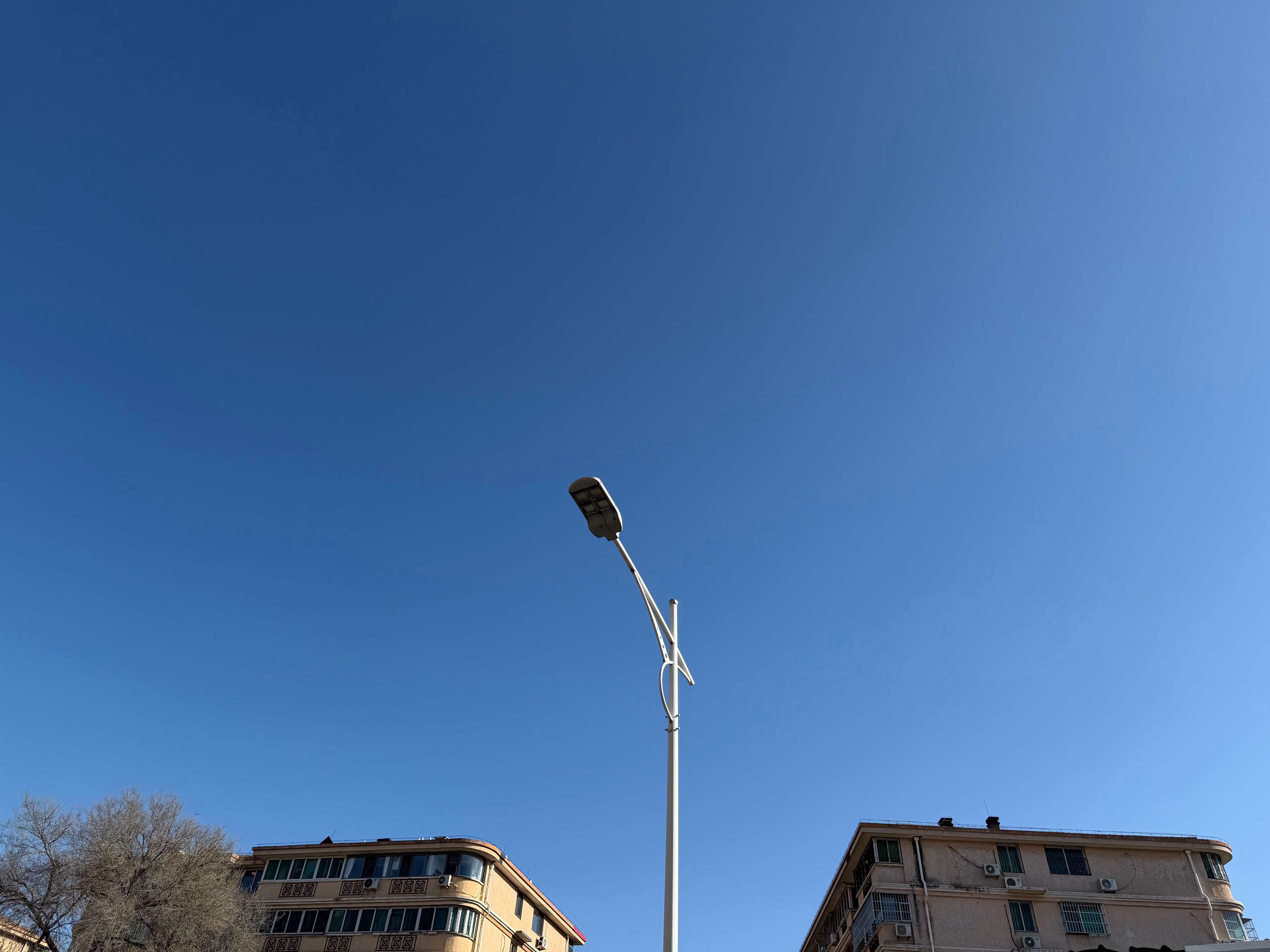 今天北京有风天空一片蓝色，我已经提前翻出极寒羽绒服穿上了，那叫一个暖和。 