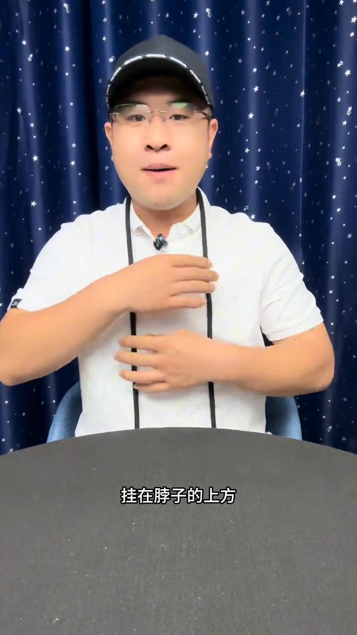 魔术大揭秘。
魔术都是假的，一把钢刀切在了我的手臂上方，但是手臂却没有任何的问题