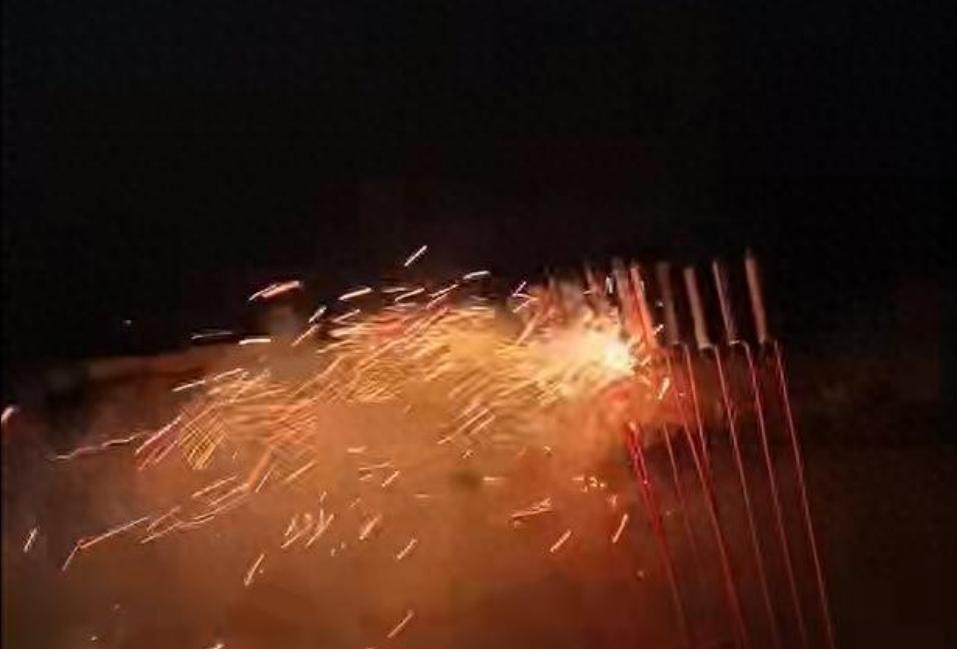 天津，烟火失控，幼童受伤。
天津出了个事儿。一个男孩在小区玩“窜天猴”，本来图个