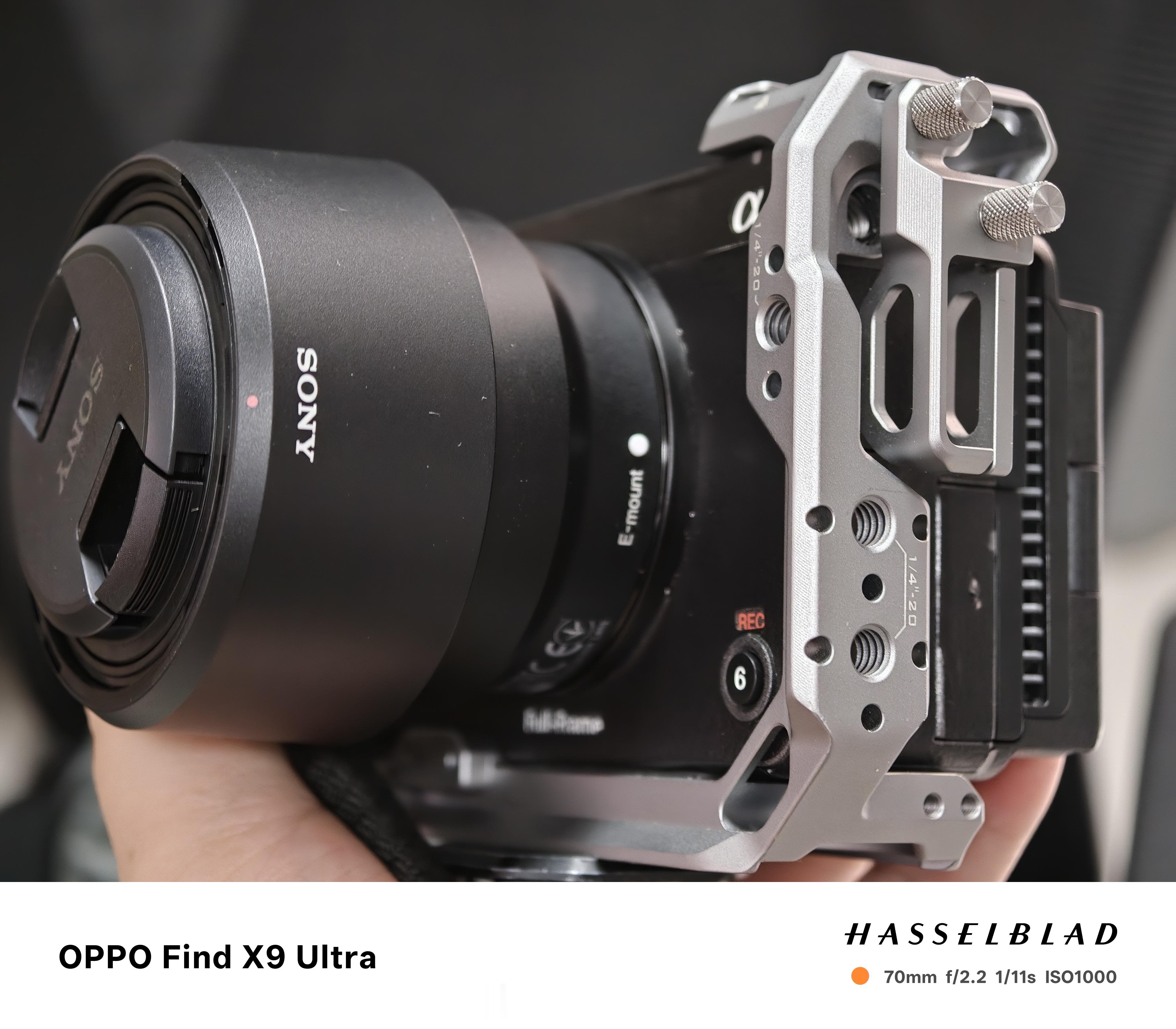索尼50mm F1.8这镜头也太小了，装在FX3上感觉都有点不协调了。不过挺轻便