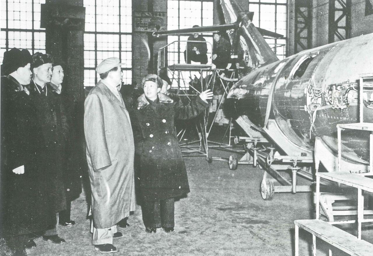 1958年2月12日，毛泽东同志视察沈阳黎明机械厂和松陵机械厂。在松陵机械厂总装