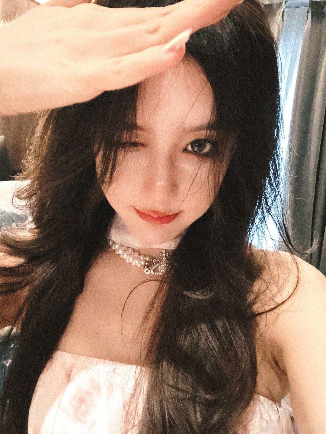 开奔驰，喝战马，电竞椅上____[舔屏]LPL女解说Rita分享美照：束胸连衣裙