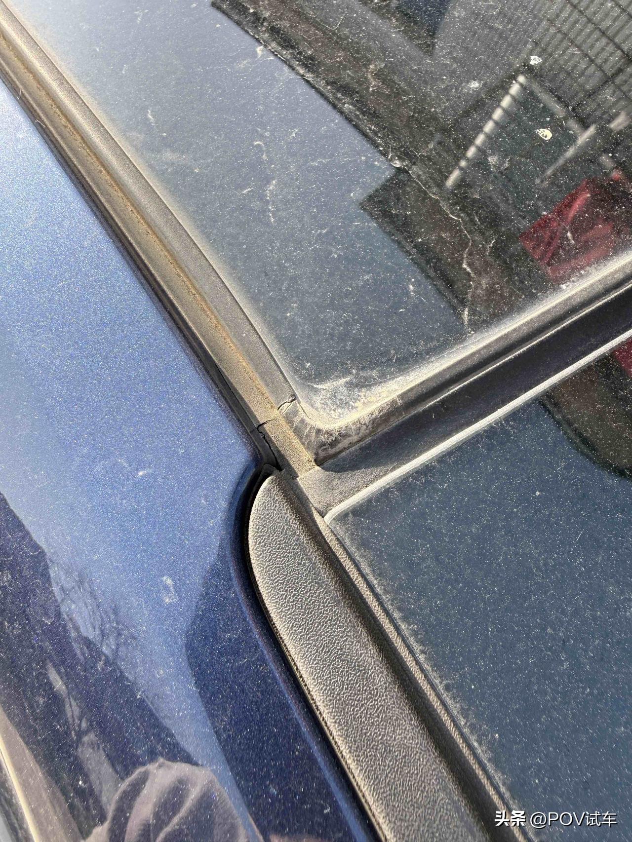 我的电车全景天窗的橡胶已经老化了…
自己车开了快4年，跑了也将近5.5万公里
一