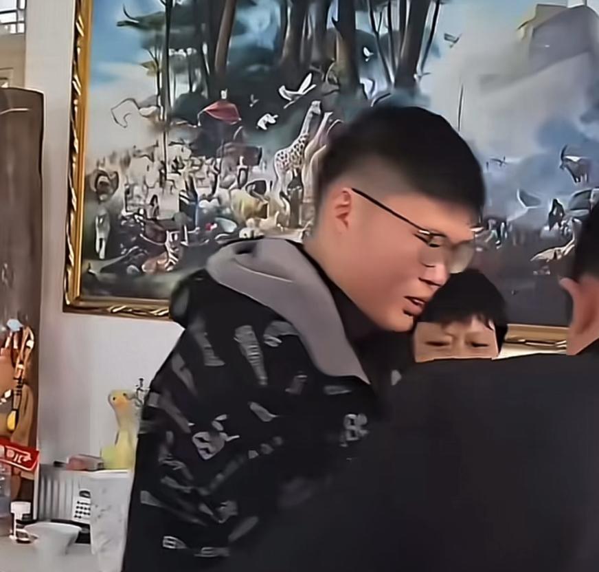 几十个手机几乎戳到新娘脸上时，新郎一把将她拽到了身后。
他没用胳膊胡乱遮挡，而是