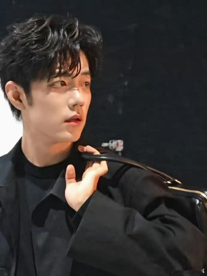 肖战连续第四年受邀出席米兰时装周  时光沉淀实力，国际舞台持续认可！肖战以双顶奢