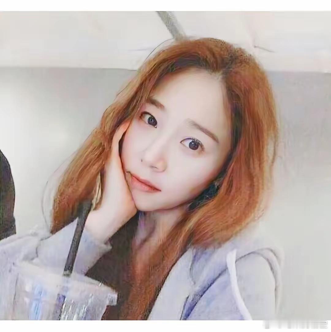 瞧瞧金赛纶妈妈80年代左右的照片，说她是金赛纶姐姐都有人信。现在大家都在狠批金秀