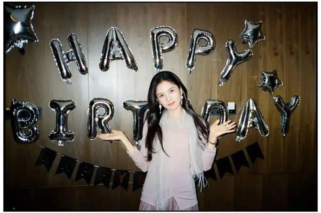 李现晒多张照片庆祝张婧仪27岁生日，配文：我拍的！两人近期合作拍摄新剧《雾里青》
