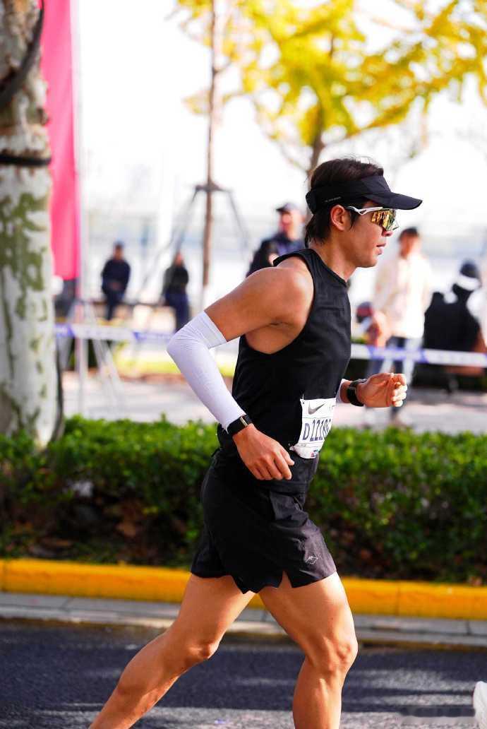 钟汉良生日当天跑马拉松钟汉良的新剧亦舞之城正在热播，上👖追剧真的太方便了！钟汉