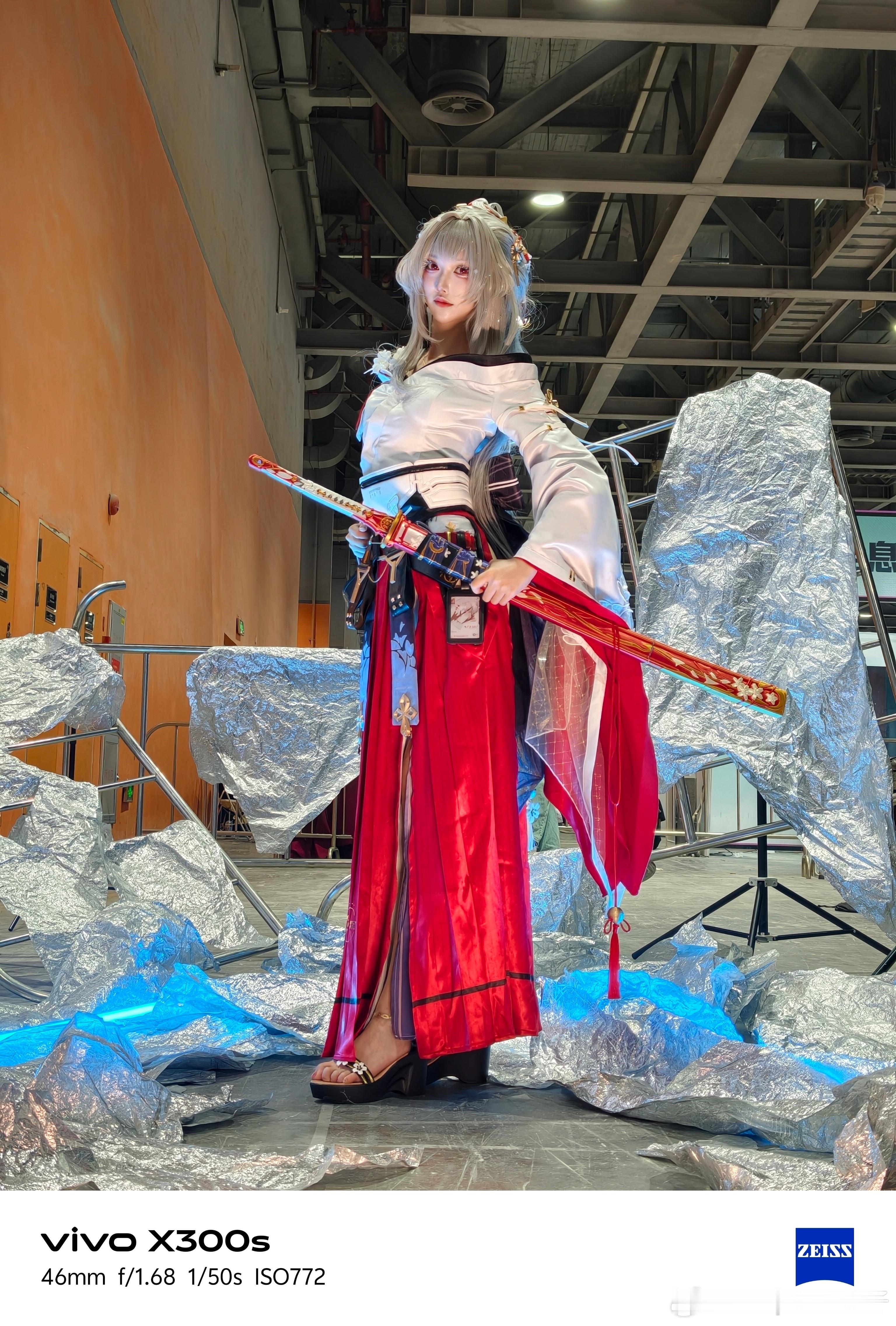 vivo鸣潮鸣潮绯雪萤火虫动漫游戏嘉年华vivoAI创作相机 来两张漫展场照拍摄