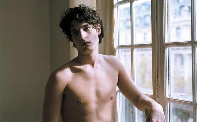 Louis Garrel凭借其独特的忧郁气质赢得了众多影迷的喜爱。
以忧郁俊朗的