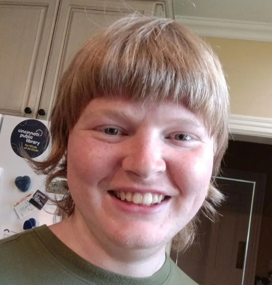 【#打碎万斯家窗户嫌犯曾获国家奖学金#，目前精神分裂，父亲是哈佛大学医学毕业生】