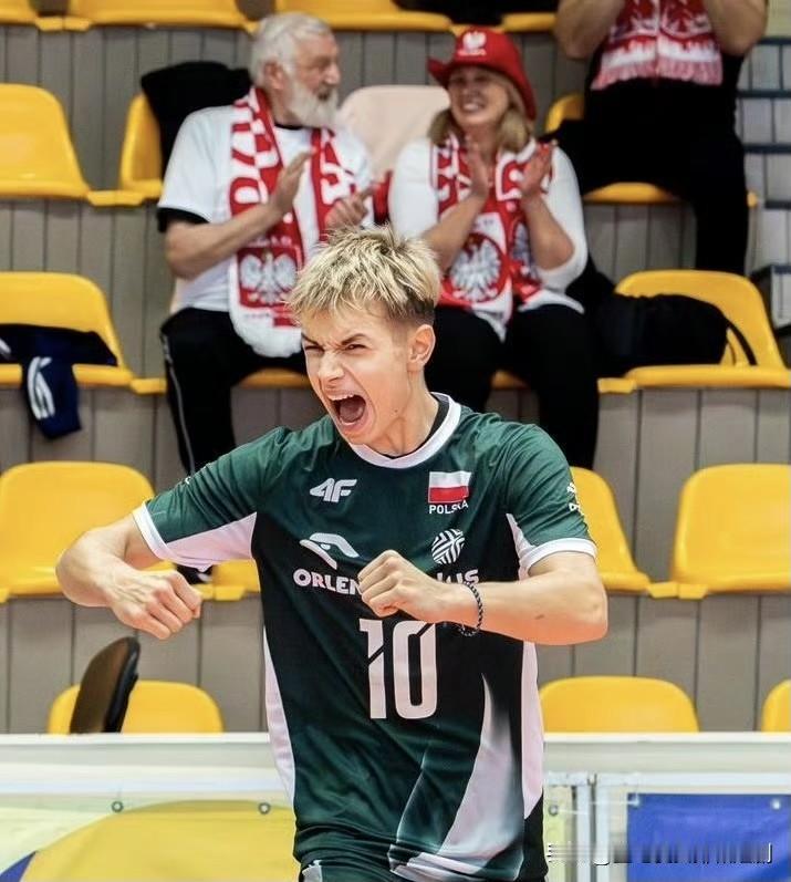 波兰排球传奇球星弗拉兹利的儿子阿尔卡迪乌什·弗拉兹利，今天在U17东欧锦标赛中完