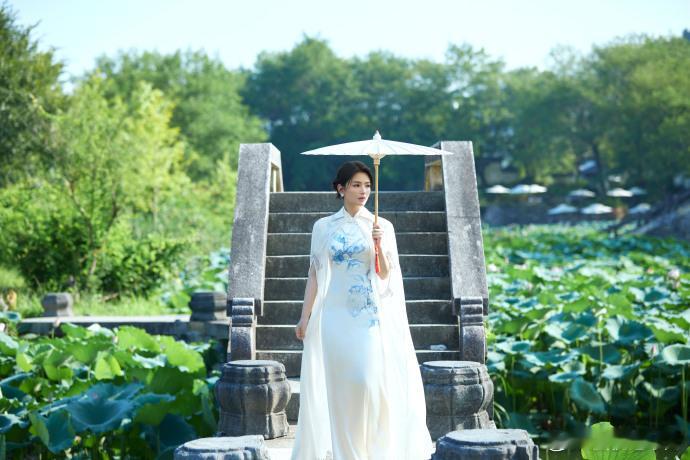 中秋圆月皎洁，刘涛新中式更动人。优雅坚韧骨子里，双剑合璧赞叹不已。新中式与刘涛，