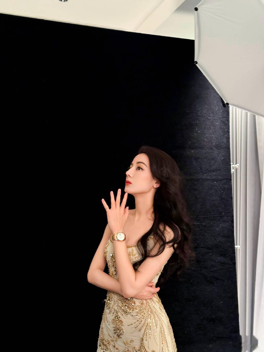 #迪丽热巴品牌晚宴幕后花絮##迪丽热巴闪钻高定裙#  女神迪丽热巴 ​​​