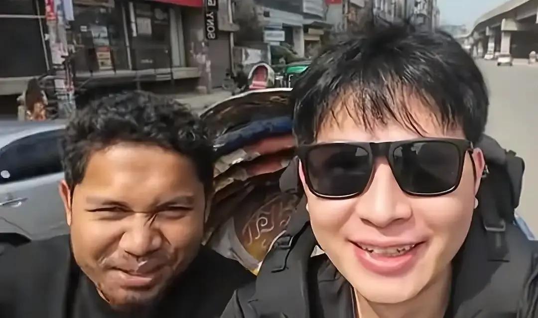 小马哥拉着一哥拍视频，说杜克翻脸不认人，结果网友扒出杜克去年刚给一哥买了电动三轮