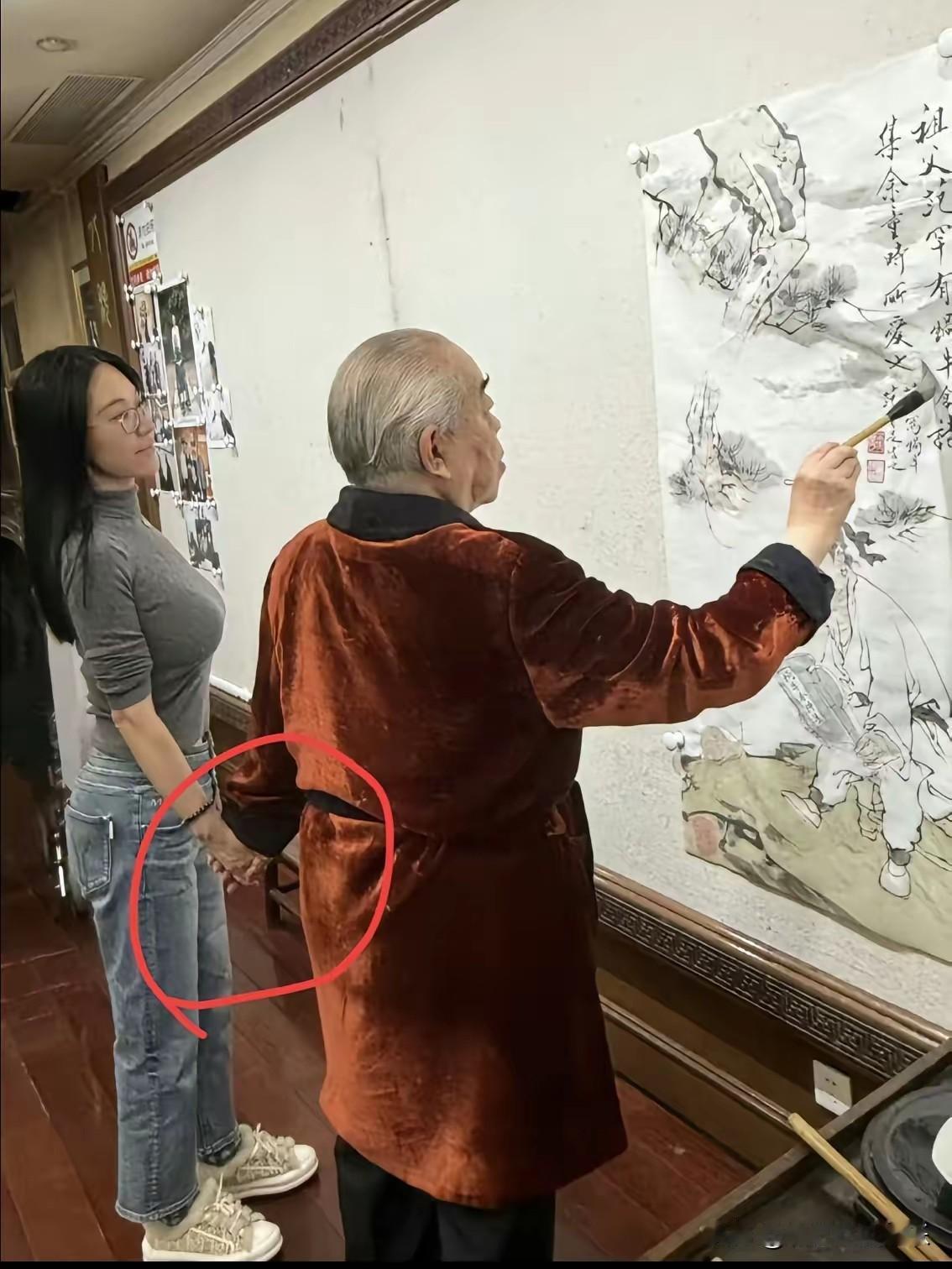 范曾徐萌是生理性喜欢，作画的时候都不忘手牵手，年龄能跨越一切，爱情不分年龄。
