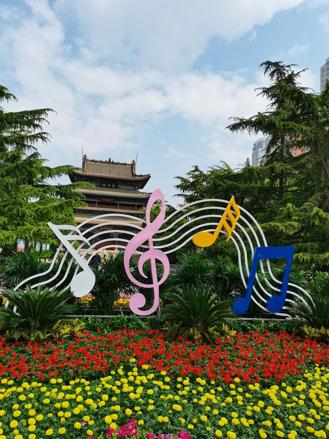 青石古巷韵犹在，
二泉映月胡琴声。
经典梁祝曲悠扬，
传统音乐动神魂。