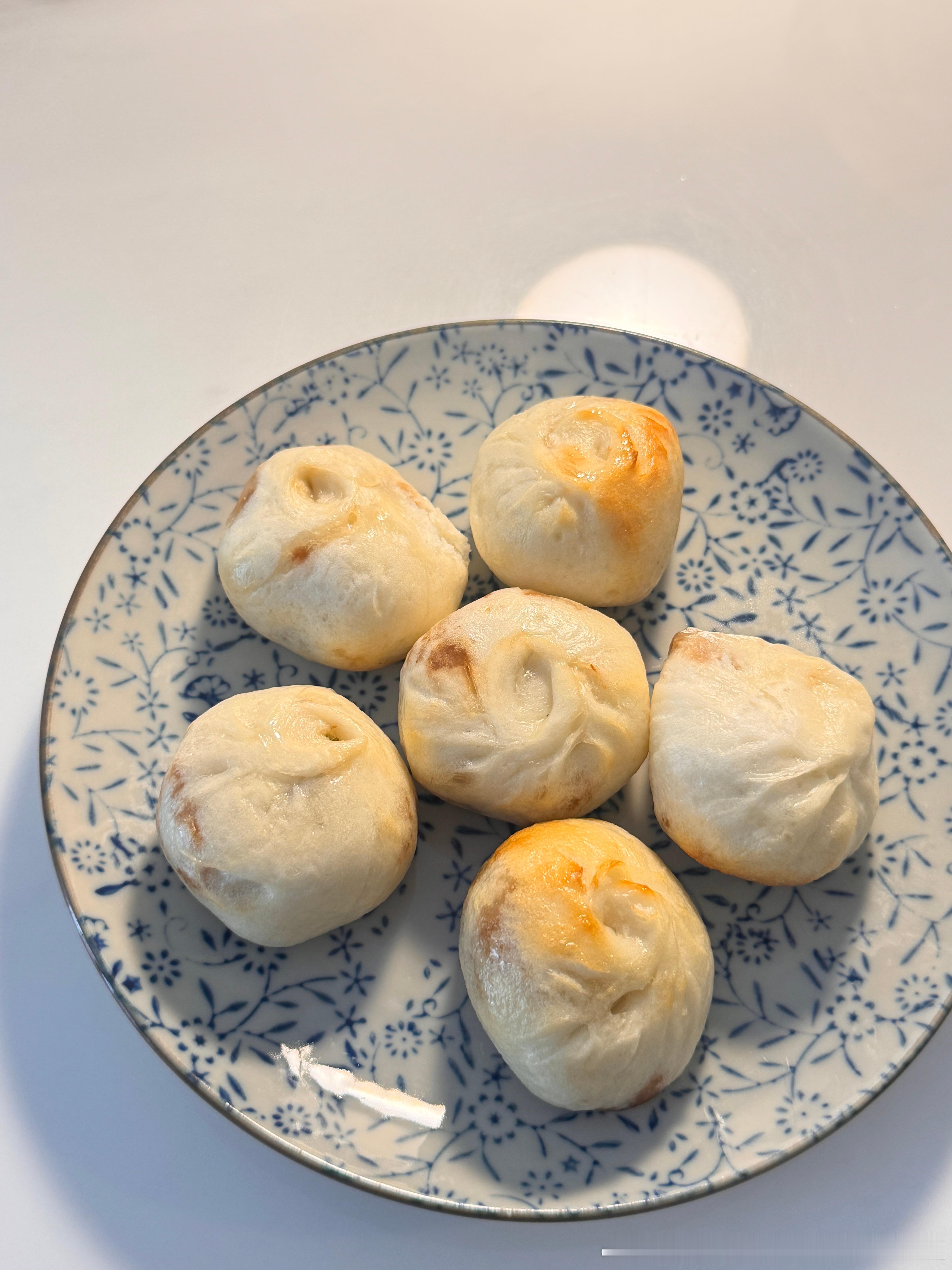 晚饭，炸了几个小笼包。黑两个，剩下的我吃了。好像手串