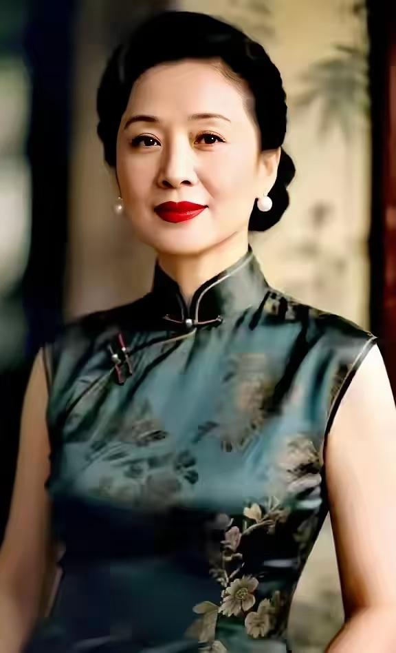 水仙子·墨绿旗袍
墨袍凝韵映纱间，
翠影摇花意态闲。
珠珰添雅红唇绽。
挽云鬟韵