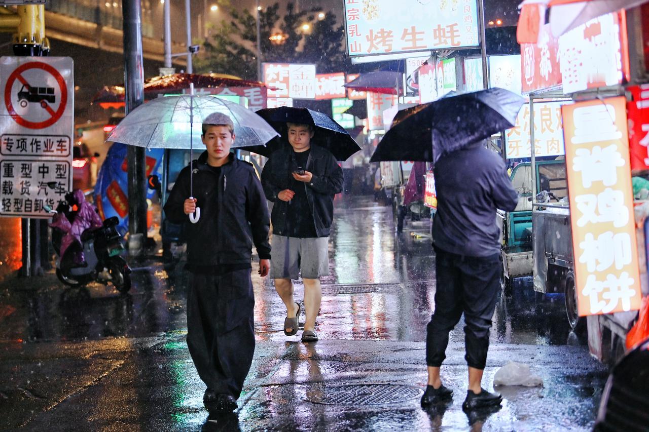 5月6日夜间，泉城迎来强对流天气，骤雨倾盆，城市被密集的雨幕紧紧包裹。详情阅读>
