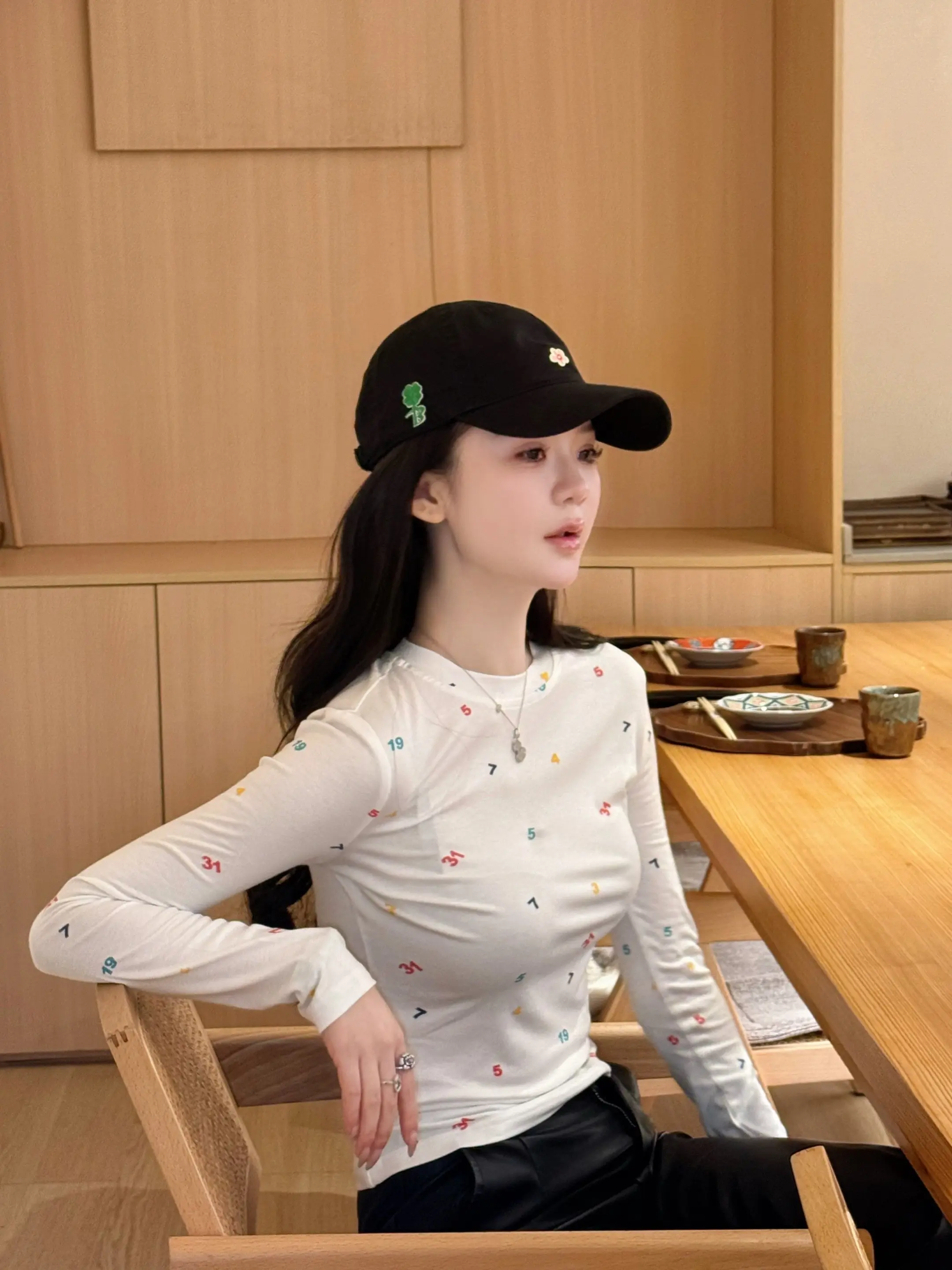 明明就不习惯牵手.