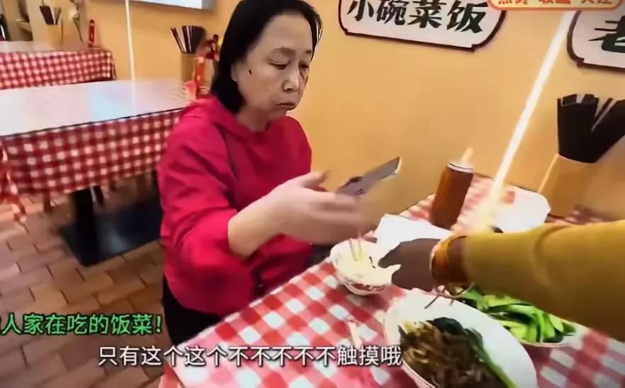 近日，在深圳的一家小餐厅内，一位大妈正在用餐。突然，一个印度男子走了进来。这位印