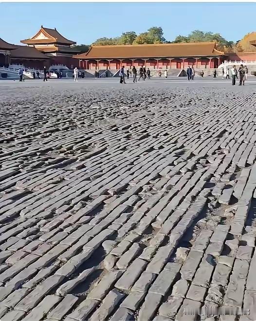 故宫的地面为什么坑坑洼洼的？
因为不敢重新铺水泥！这些地砖以前被称为“金砖”，造