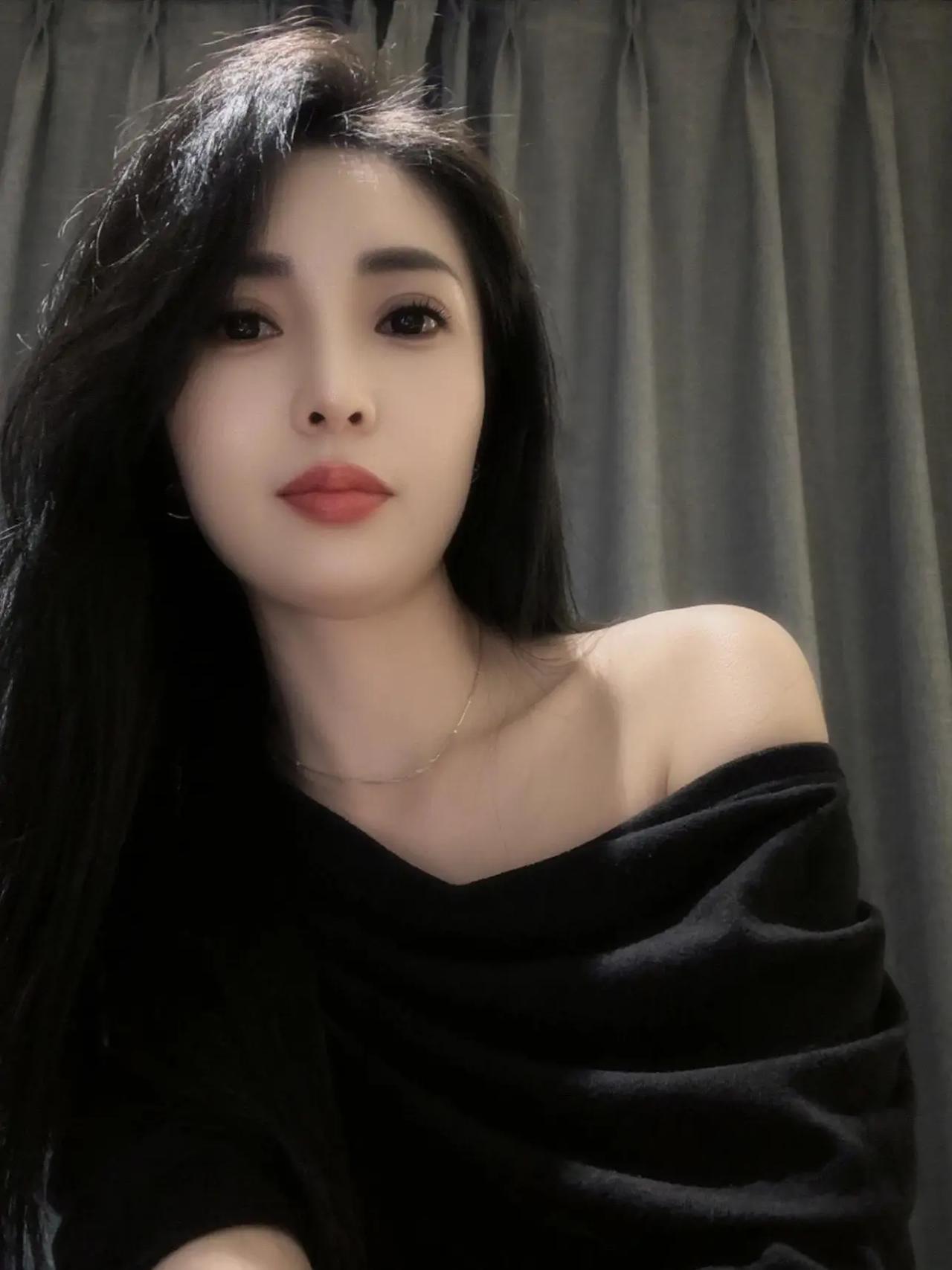 露肩穿搭 黑长直女孩 御姐风范