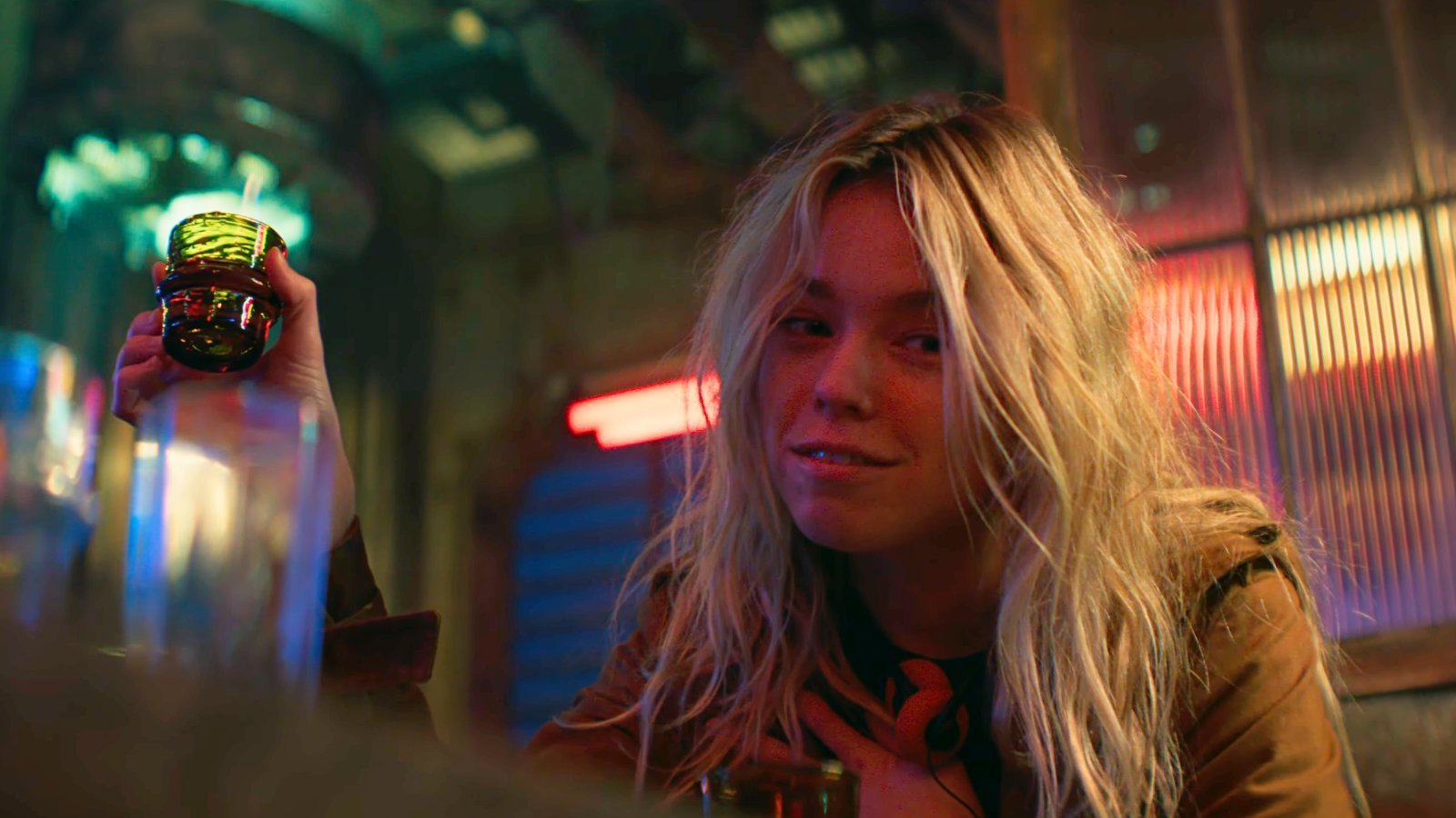 演员言论 据Vanity Fair访谈，米莉·阿尔柯克这样描述DCU电影超级少女