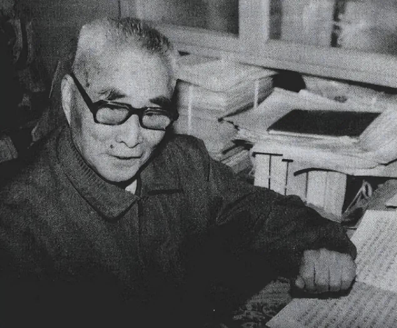 1975年，在病榻上的蒋介石得知昔日爱将黄维被特赦的消息时，喜极而泣，极力地想要