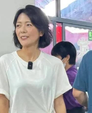 哇哦！汪涵老婆杨乐乐湖南探店被偶遇，47岁圆润脸蛋超减龄 ​​​