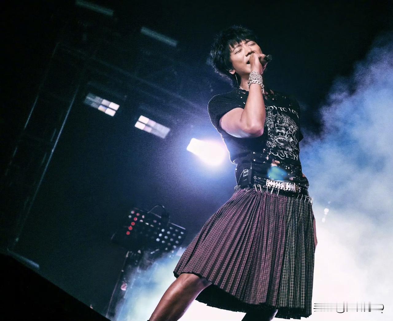 够大胆，够前卫，苏见信在自己的演唱会穿裙子。虽然苏格兰男士穿裙子也不是什么稀罕事