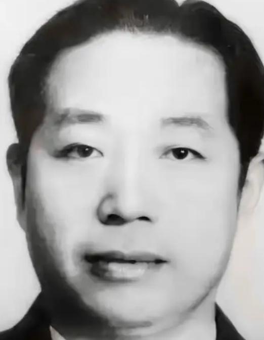 1937年，刚从刺蒋死局里逃出来的百变刺客华克之，秘密潜入延安，本以为是到了家，