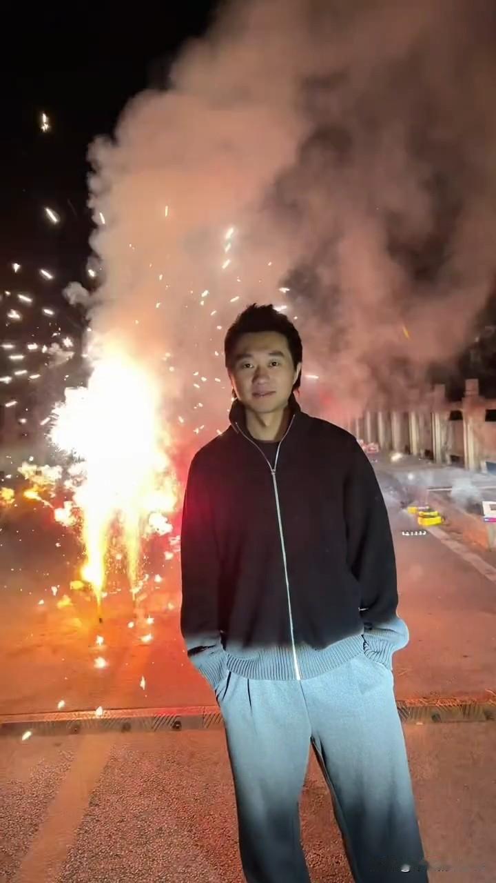 12月25日，赵子豪更新烟花vlog，并配文“南京和圣诞都好”。

视频中，赵子