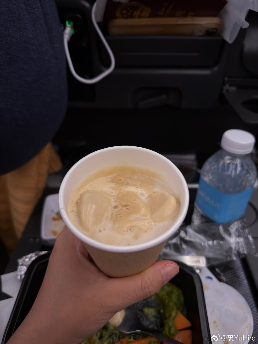 焦糖海盐味冰淇淋当面包夹心，再加进茶中，一冰淇淋三次，老吃家了[太开心] ​​​