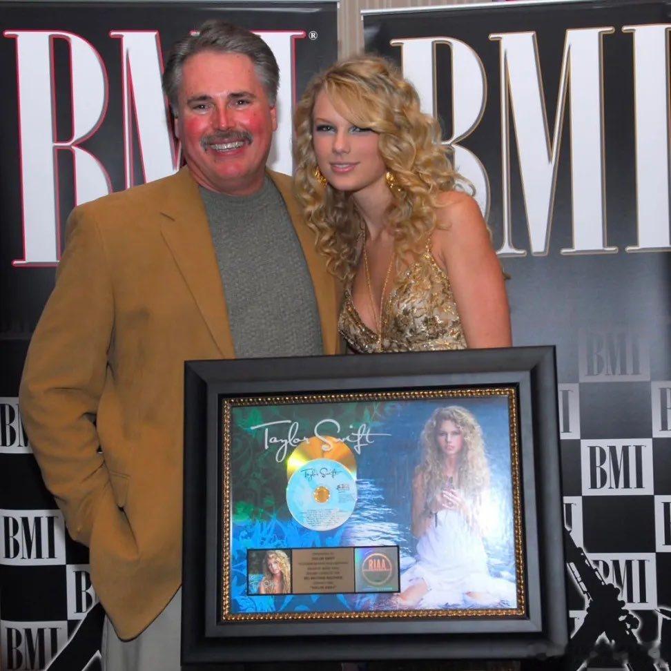 霉霉Taylor Swift高中时期最喜欢的老师在霉霉婚礼当晚因癌症去世，一路走