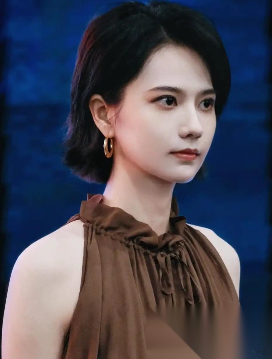 为什么北电硕士姜佩瑶一直不温不火？ 原因很简单，不是她长的不够漂亮，也不是演技不