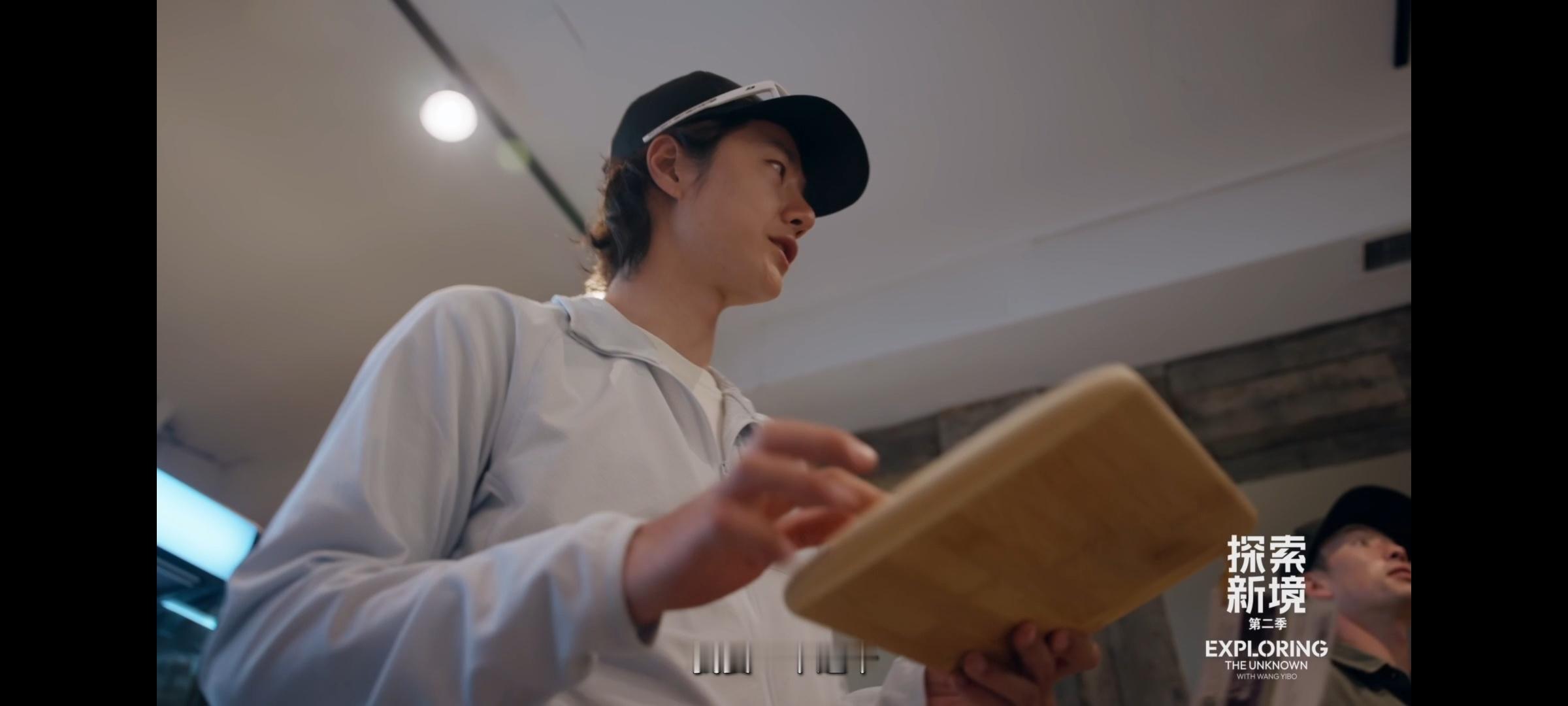 王一博做客礼数这一块下次去朋友家吃饭就照王一博这样，带点合用的好食材，比啥客气话