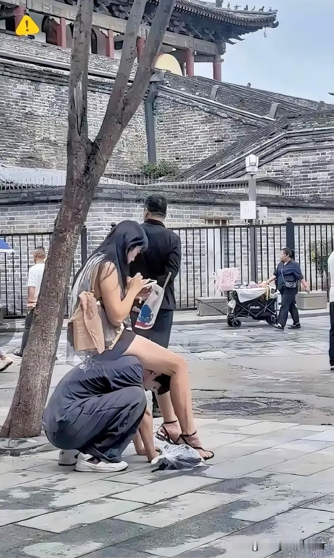 大街上这一幕看的我心里很不是滋味
我刷到这张照片，说实话看着心里挺难受的。
姑娘