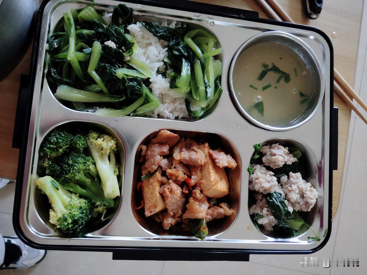 今日家常菜打卡今天午餐，豆腐烧肉片➕香菇炒西兰花➕青菜肉丸汤。认真做好每一餐，认