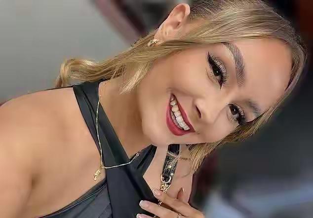 冬天来了世界都是一样，雪多路滑很容易出意外，21岁英国选美皇后埃米莉在近日出车祸