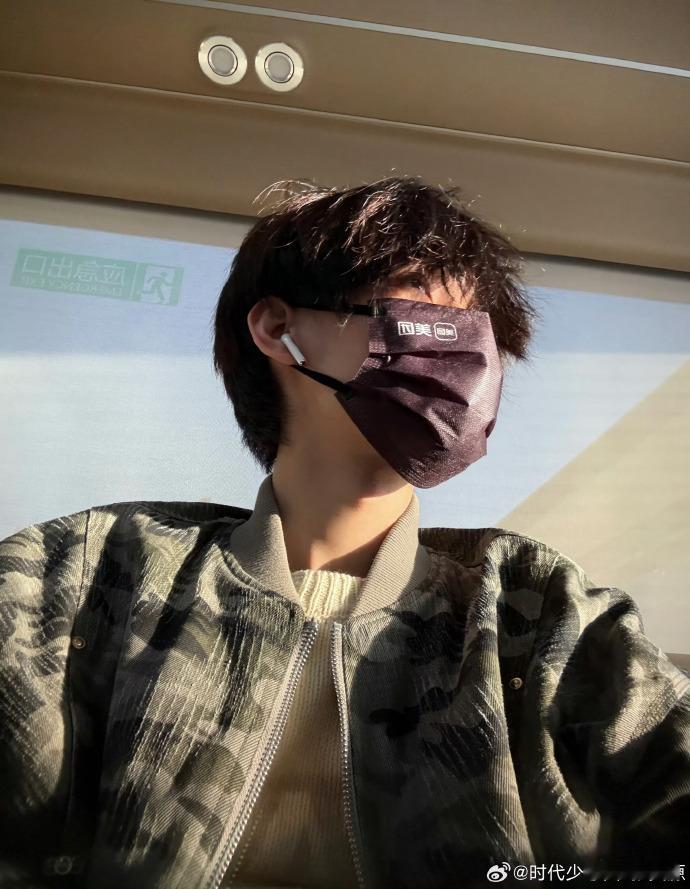 张真源如地铁上炸毛小狗，灵动俏皮。那瞬间的活力与朝气，让人眼前一亮，仿佛藏着无尽