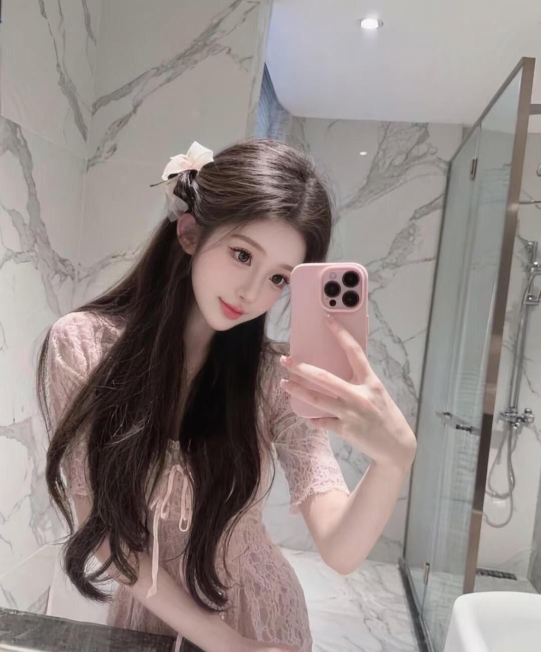 秋日暖阳下，闪耀的金色毛衣与温柔长发相映成趣，甜美与优雅并存
广州