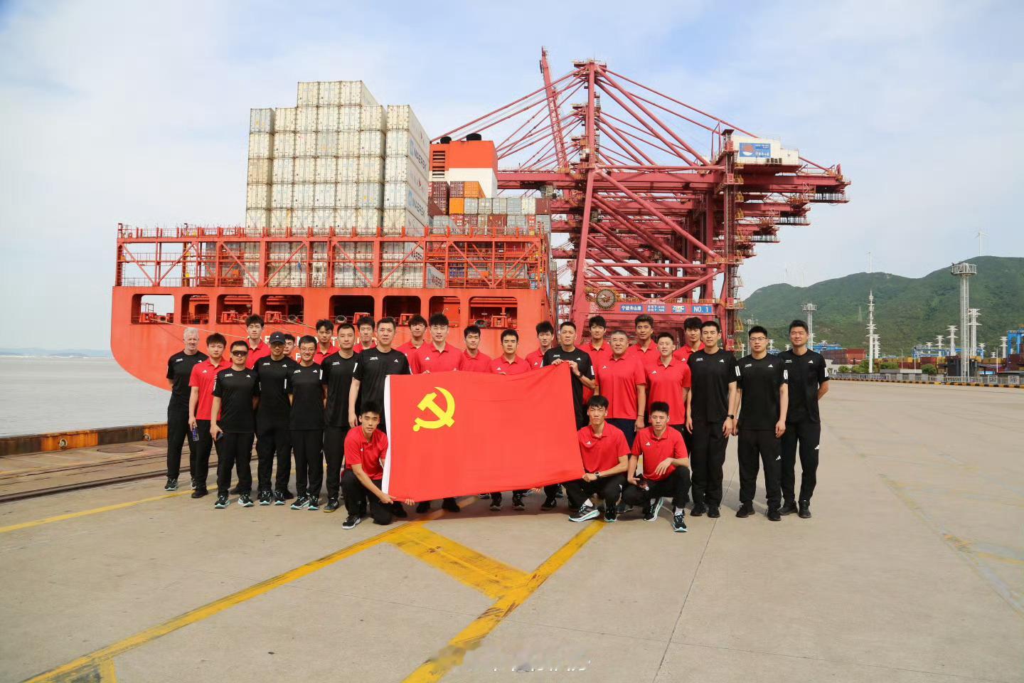 中国排协：感悟大国大港担当，凝聚拼搏奋进力量，正在宁波北仑集训的中国男排赴宁波舟