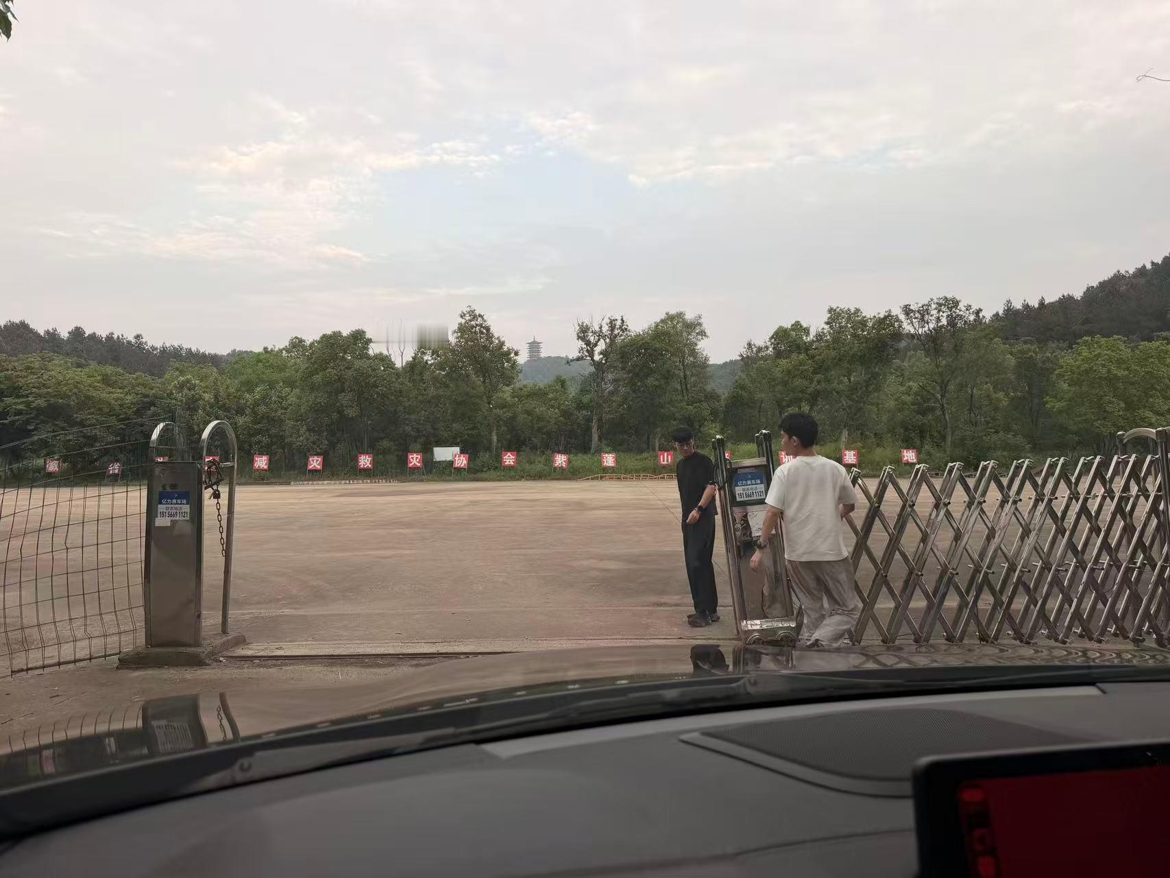 明后天拍摄场地是一个赛车场多亏了合肥的好朋友们，不然光租下来白花花的银子。 