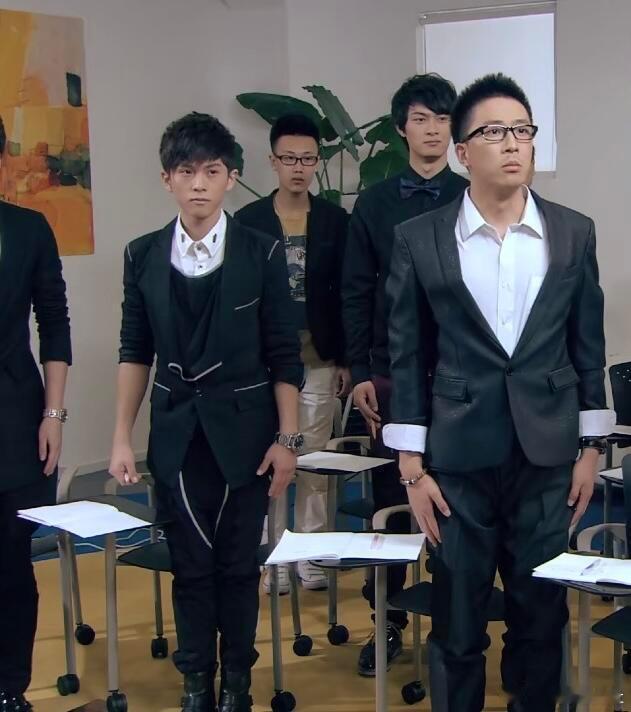 武艺居然出演过《爱情公寓》，单单一个人站在那也好搞笑😆 ​​​