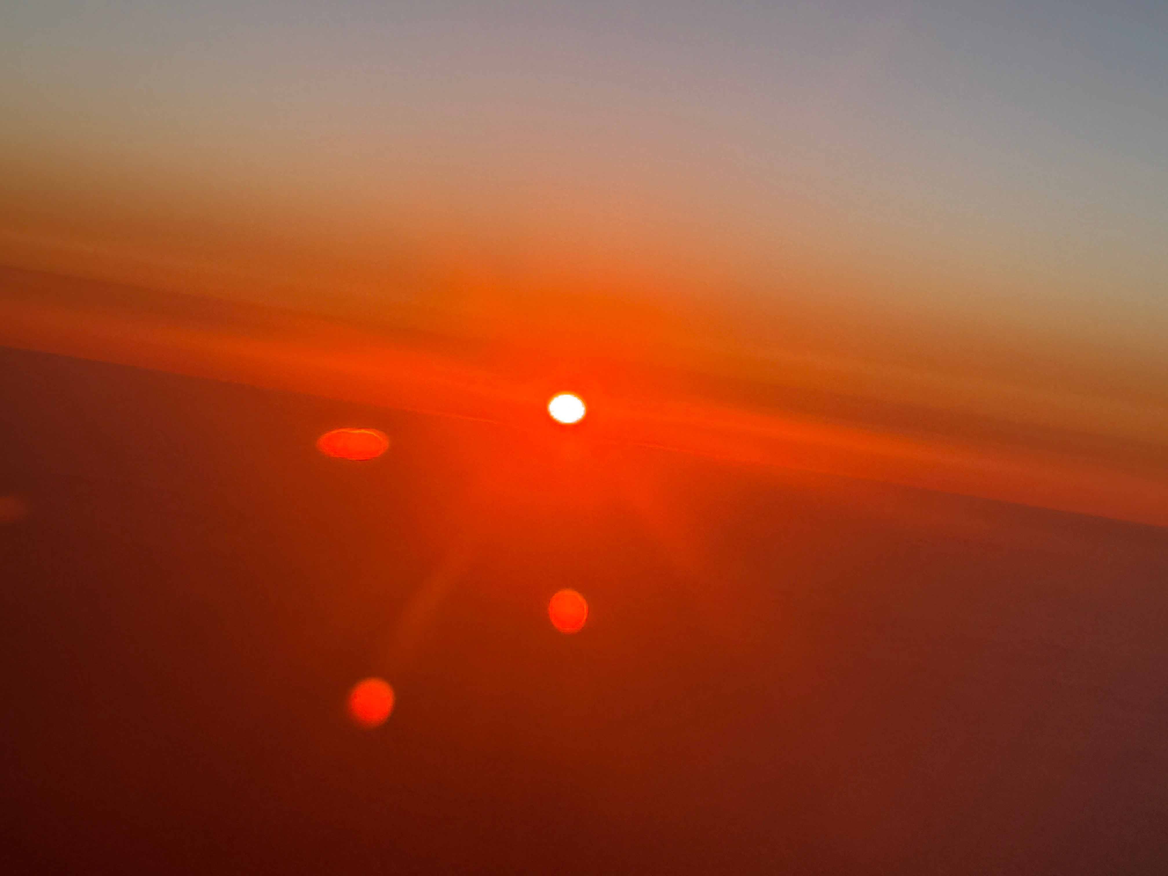 在飞机上看了日出！🌅好美！今天应该也是很幸福的一天！早安卷妹的唠嗑